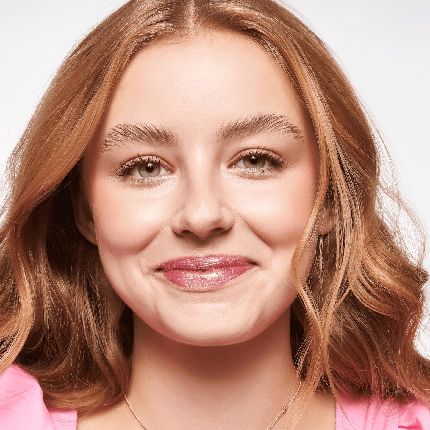 essence | Meta Glow Multi-Reflective Lip Gloss | Iridescent Shimmer, Holographic, Non-Sticky & Comfortable | Vegan & Cruelty Free (03 | Pink Vision)